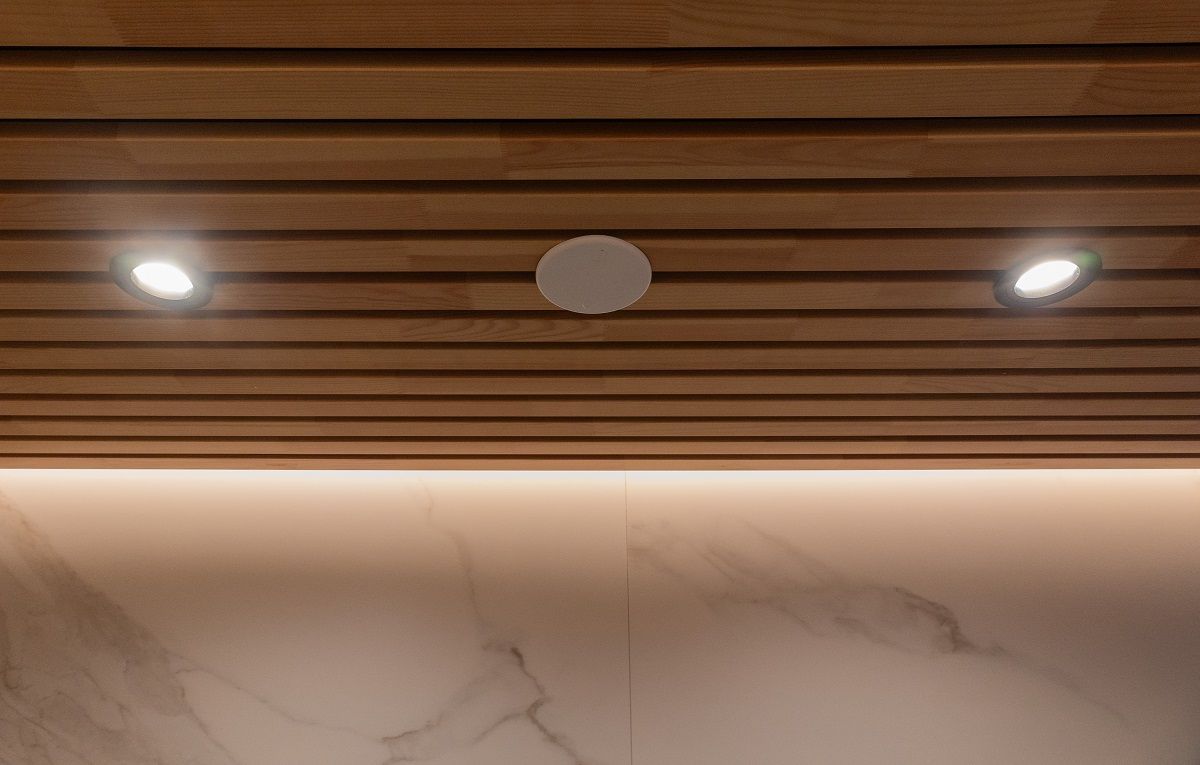 I faretti e la striscia LED conferiscono eleganza al confine tra parete e soffitto